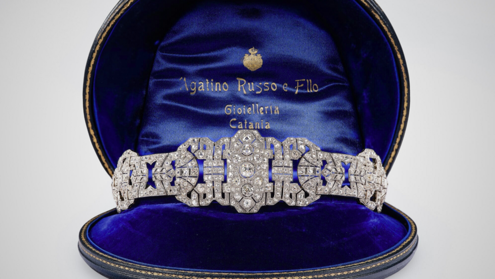 Tiara Art Déco in diamanti in esposizione permanente da Affide