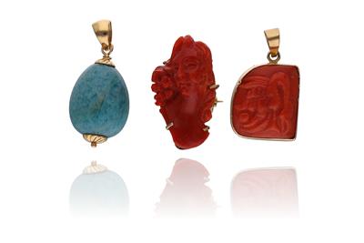 Spilla/ciondolo e 2 ciondoli con coralli e pietra - Asta Preziosi