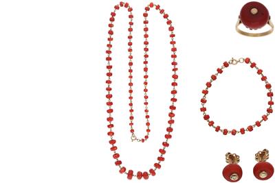 Parure composta da collana, bracciale, anello e paio di orecchini con coralli, - Asta Preziosi