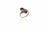 Anello con diamanti, rubino e zaffiro - Asta Preziosi Anello con diamanti, rubino e zaffiro - Asta Preziosi