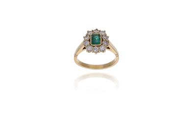 Anello con smeraldo e diamanti