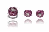 Parure, paio di orecchini ed anello con diamanti e rubini - Asta Preziosi Parure, paio di orecchini ed anello con diamanti e rubini - Asta Preziosi
