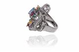 Anello con zaffiri, rubini, smeraldo, pietre e diamanti - Asta Preziosi Anello con zaffiri, rubini, smeraldo, pietre e diamanti - Asta Preziosi