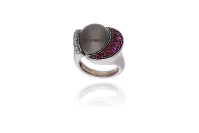 Anello con perla mari del sud, diamanti, rubini - Asta Preziosi