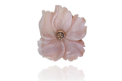 Spilla a forma di fiore impreziosita da diamanti - Asta Preziosi