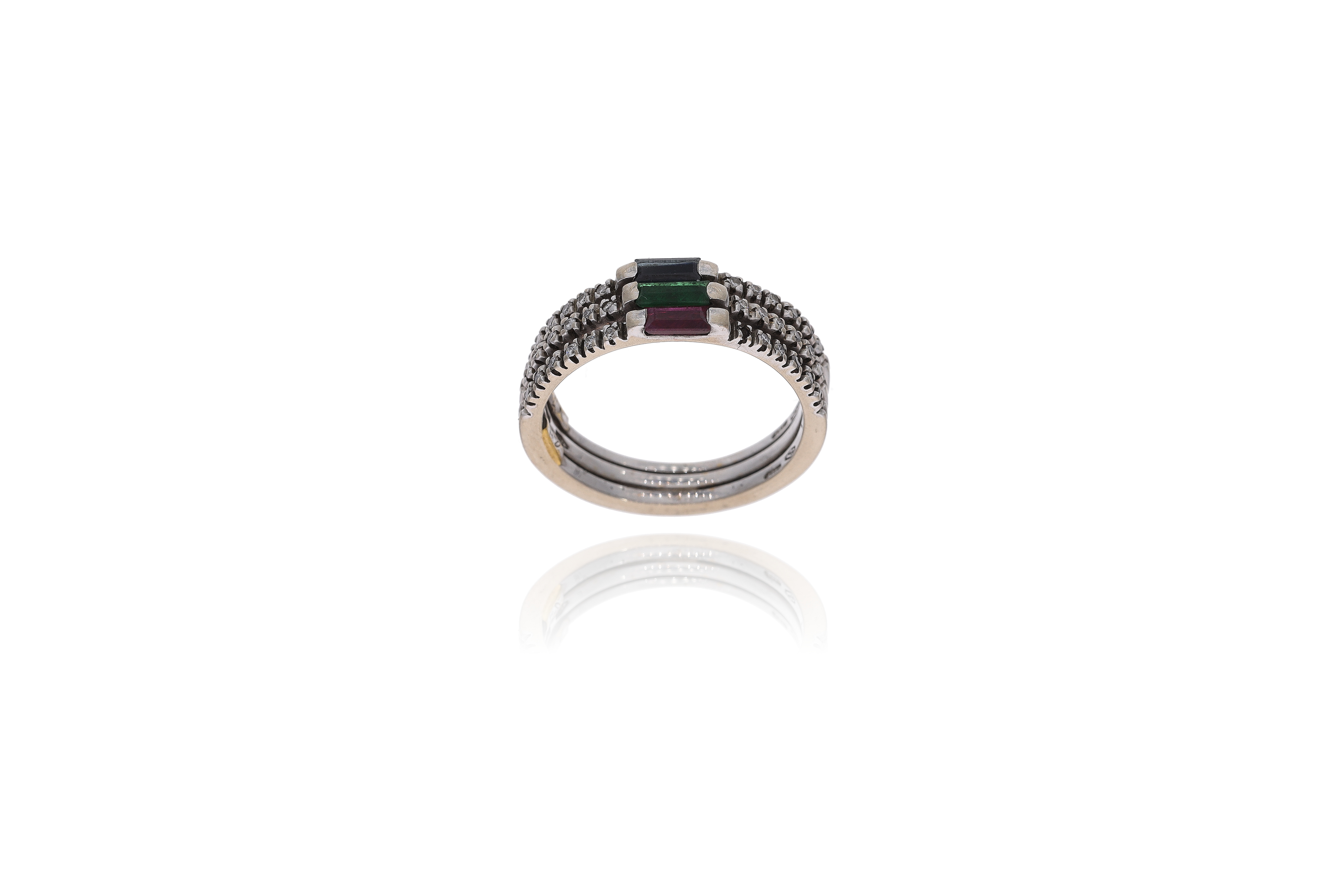 Anello con diamanti, rubino, zaffiro e pietra verde - Asta Preziosi