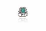 Anello con smeraldo e diamanti - Asta Preziosi Anello con smeraldo e diamanti - Asta Preziosi