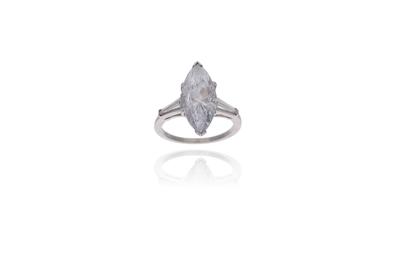 Anello con pietra centrale e diamanti - Asta Preziosi Anello con pietra centrale e diamanti - Asta Preziosi