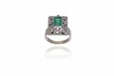 Anello con diamanti e smeraldo - Asta Preziosi Anello con diamanti e smeraldo - Asta Preziosi