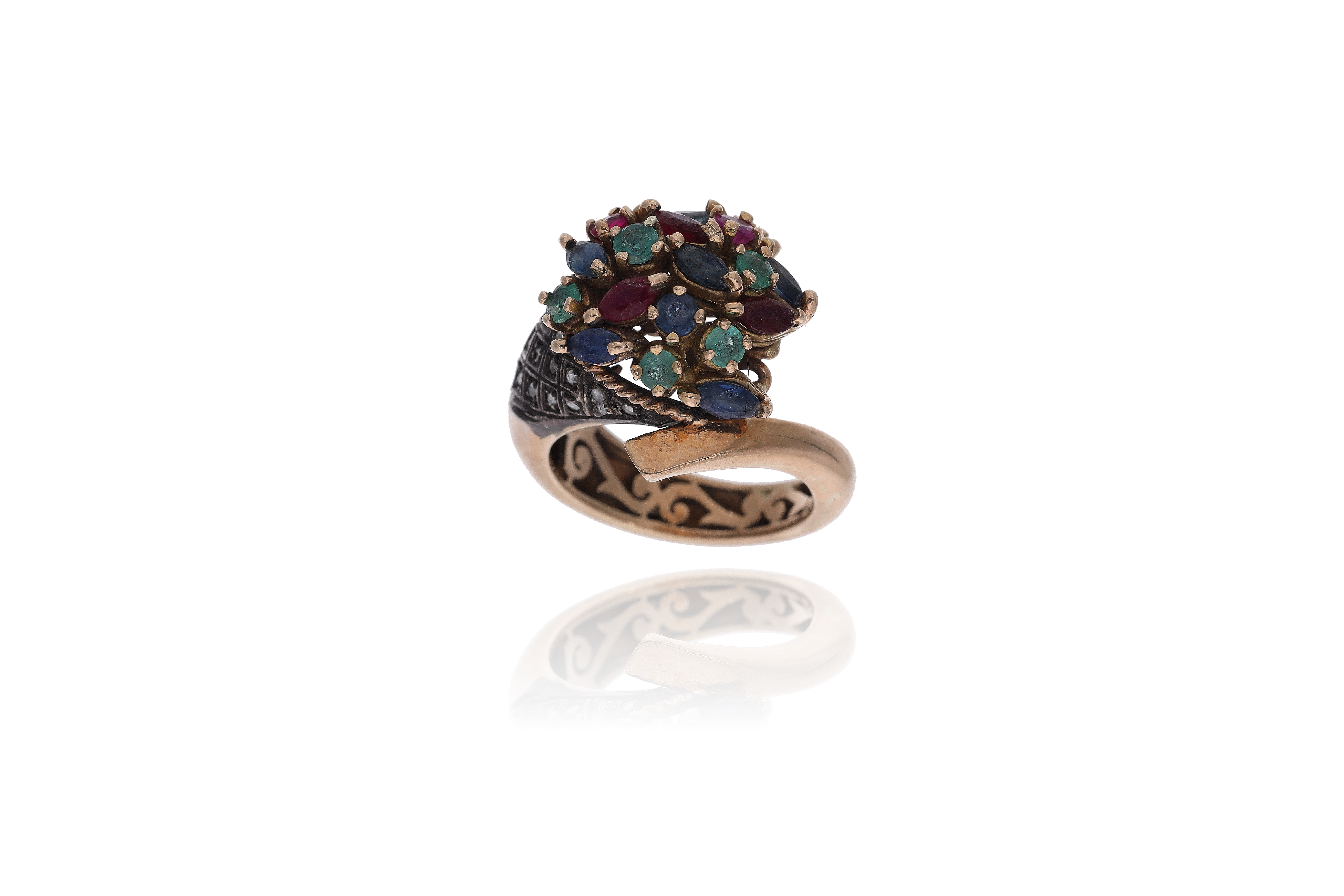 Anello con zaffiri, rubini, smeraldi e diamanti - Asta Preziosi