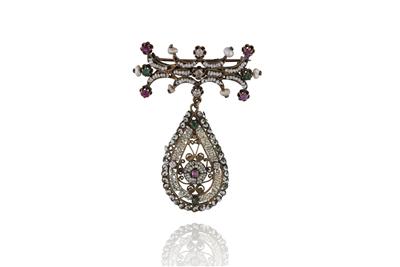 Spilla con microperle, diamanti, rubini, smeraldi e zaffiro rosa - Asta Preziosi Spilla con microperle, diamanti, rubini, smeraldi e zaffiro rosa - Asta Preziosi