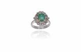 Anello con smeraldo e diamanti - Asta Preziosi Anello con smeraldo e diamanti - Asta Preziosi