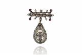 Spilla con microperle, diamanti, rubini, smeraldi e zaffiro rosa - Asta Preziosi Spilla con microperle, diamanti, rubini, smeraldi e zaffiro rosa - Asta Preziosi
