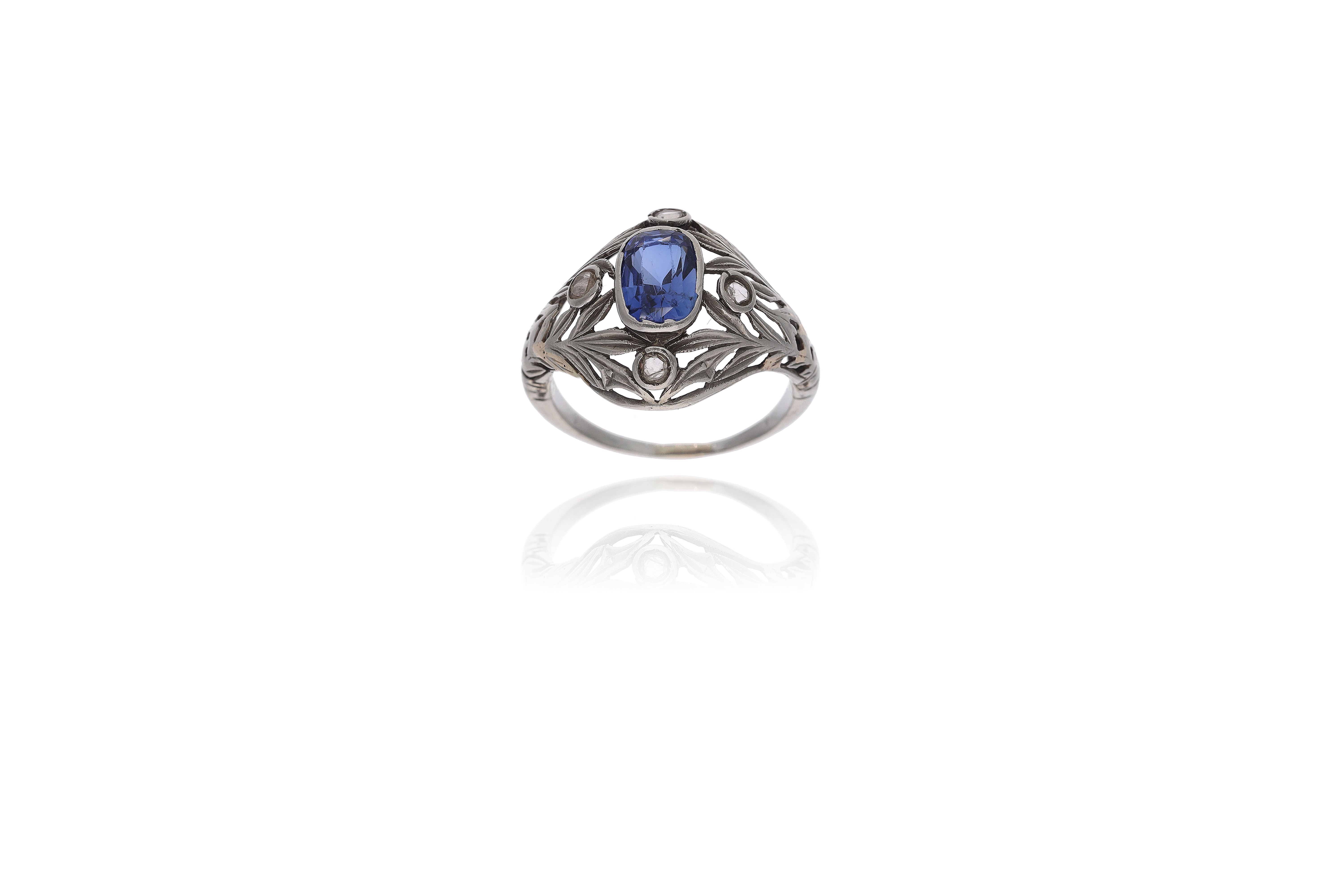 Anello con pietra blu e diamanti - Asta Preziosi