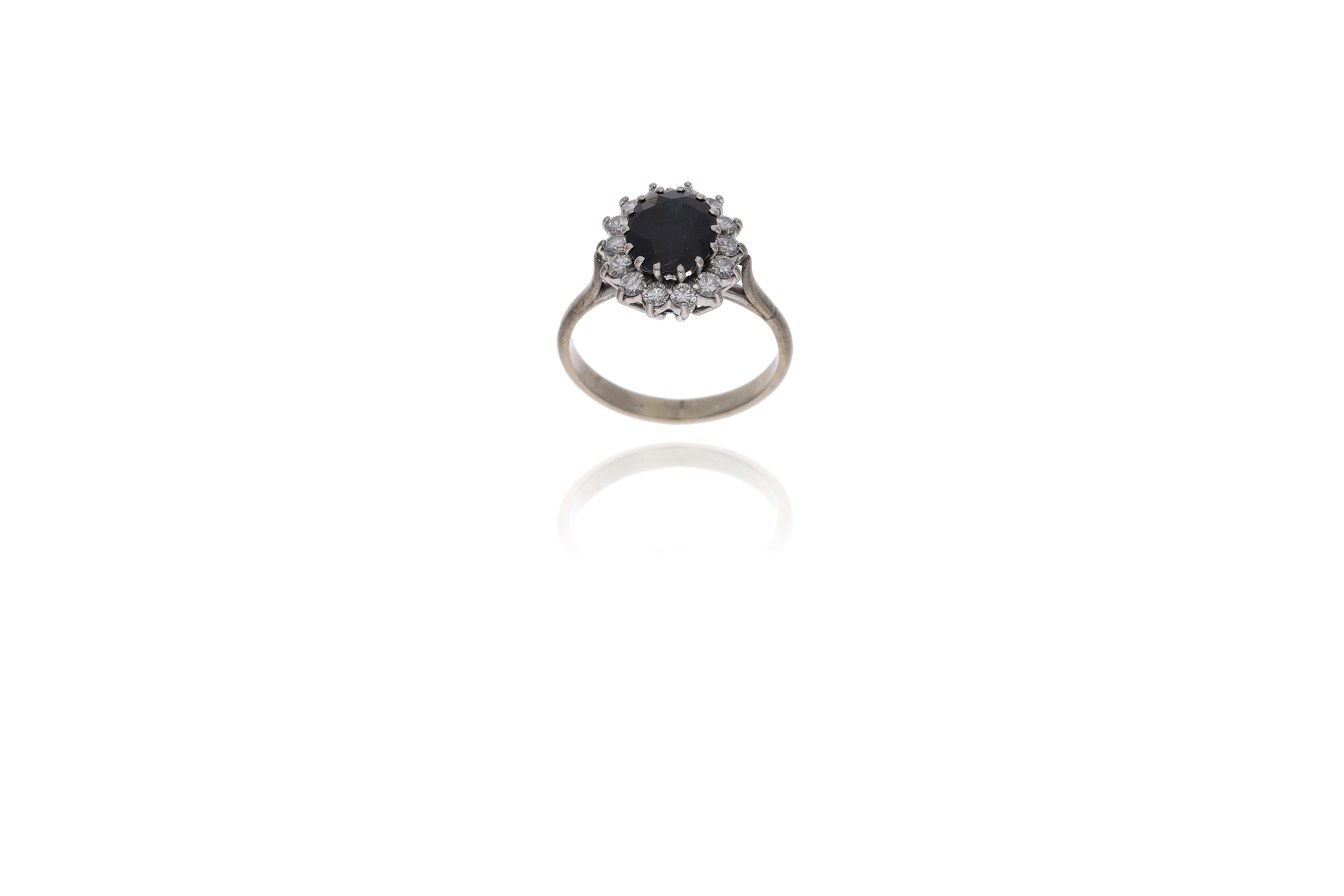 Anello con diamanti e zaffiro - Asta Preziosi