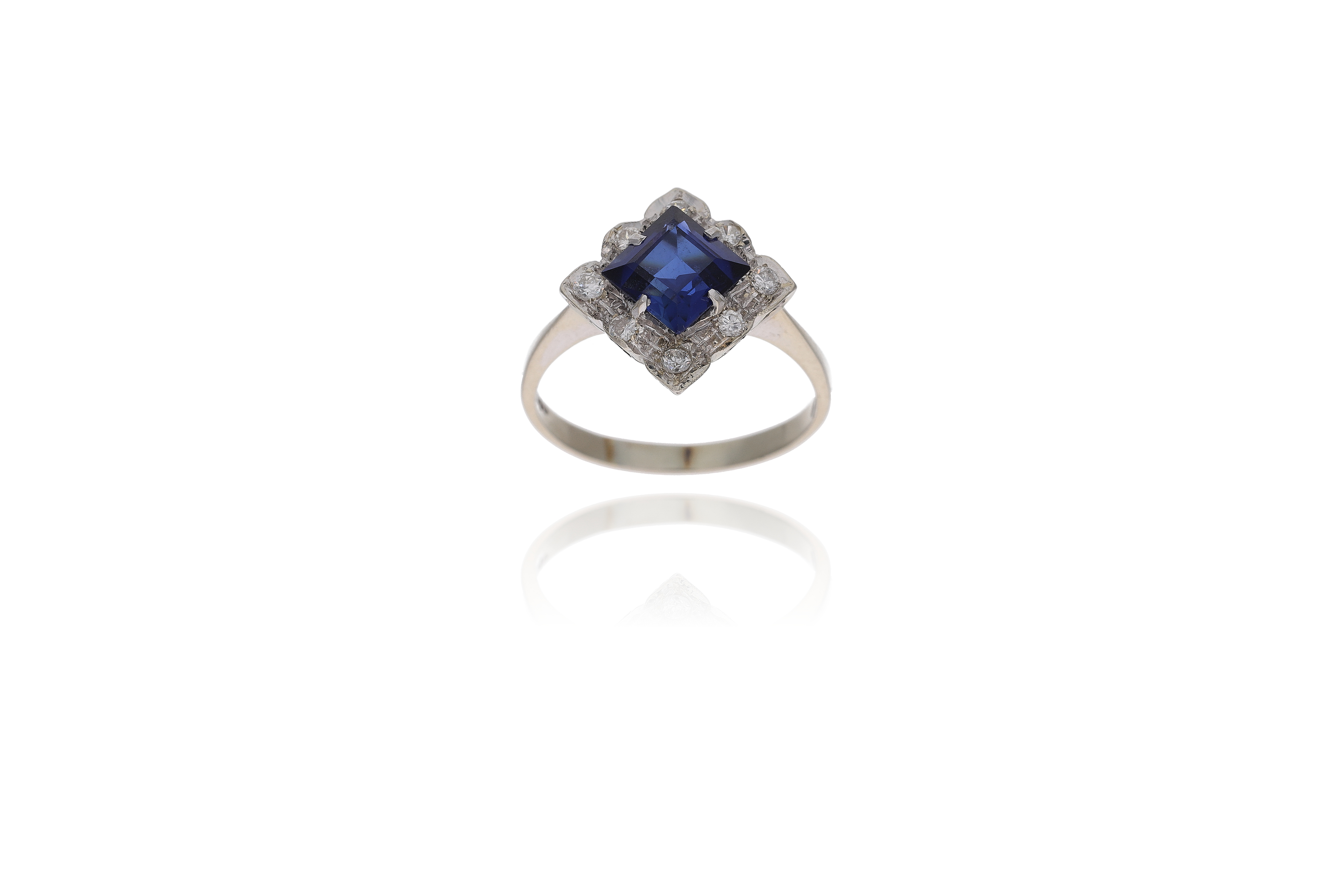Anello con pietra blu e diamanti - Asta Preziosi