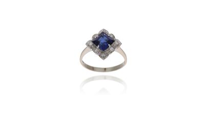 Anello con pietra blu e diamanti - Asta Preziosi Anello con pietra blu e diamanti - Asta Preziosi