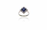 Anello con pietra blu e diamanti - Asta Preziosi Anello con pietra blu e diamanti - Asta Preziosi