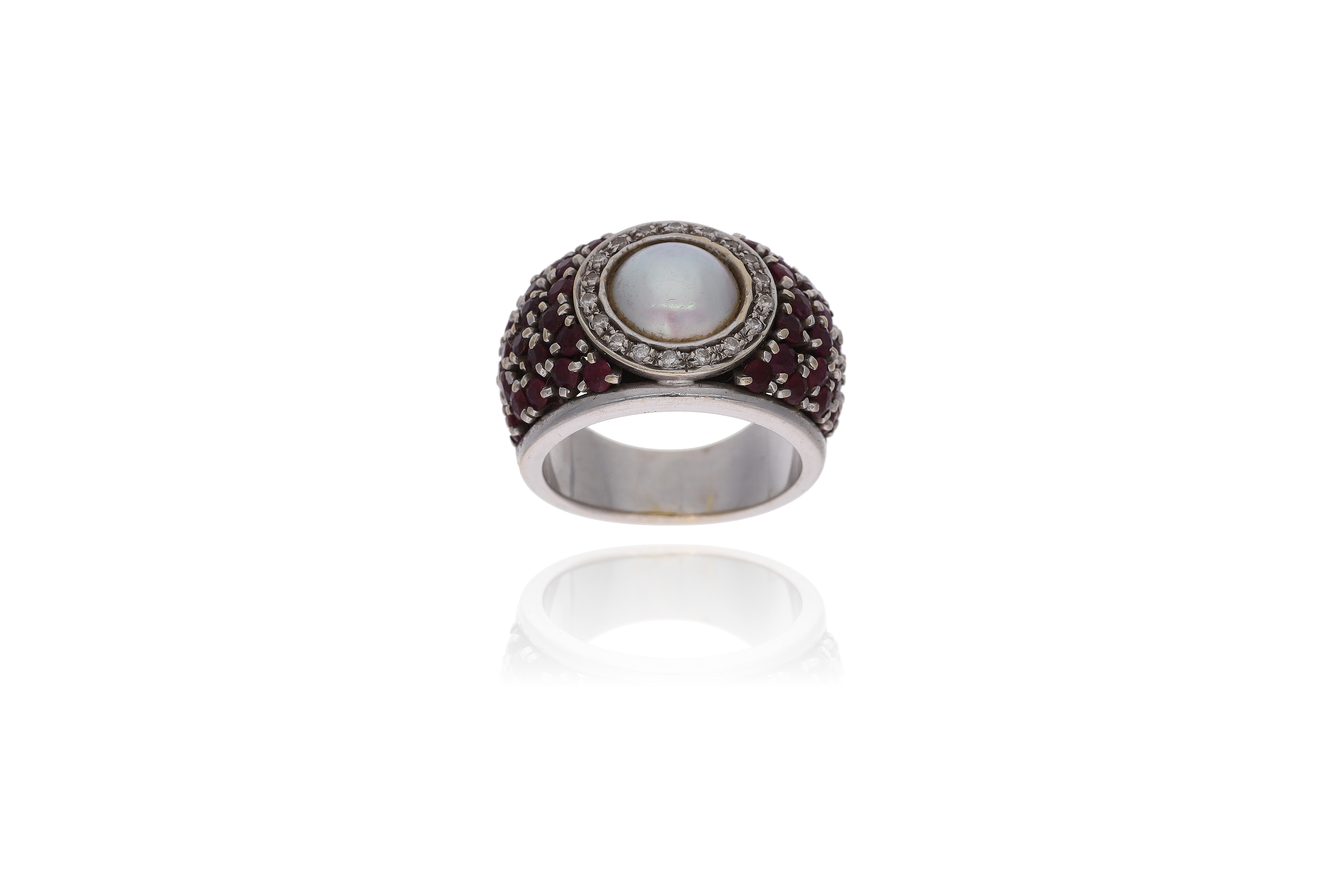 Anello con diamanti, rubini e perla mabe' - Asta Preziosi