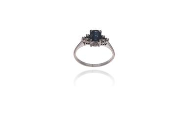 Anello con zaffiro e diamanti - Asta Preziosi Anello con zaffiro e diamanti - Asta Preziosi