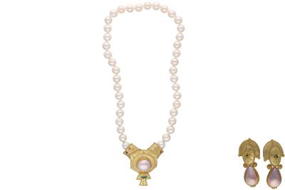 Parure, collana e paio di orecchini con perle, perle mabe', smeraldi e rubini - Asta Preziosi Parure, collana e paio di orecchini con perle, perle mabe', smeraldi e rubini - Asta Preziosi