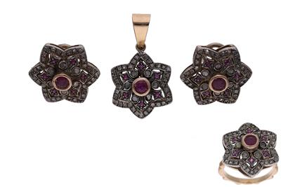 Parure, orecchini, anello e ciondolo con diamanti e rubini - Asta Preziosi Parure, orecchini, anello e ciondolo con diamanti e rubini - Asta Preziosi