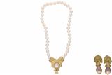 Parure, collana e paio di orecchini con perle, perle mabe', smeraldi e rubini - Asta Preziosi Parure, collana e paio di orecchini con perle, perle mabe', smeraldi e rubini - Asta Preziosi