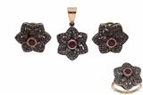 Parure, orecchini, anello e ciondolo con diamanti e rubini - Asta Preziosi Parure, orecchini, anello e ciondolo con diamanti e rubini - Asta Preziosi