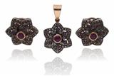 Parure, orecchini, anello e ciondolo con diamanti e rubini - Asta Preziosi Parure, orecchini, anello e ciondolo con diamanti e rubini - Asta Preziosi