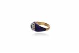 Anello con zaffiro, diamanti e smalti - Asta Preziosi Anello con zaffiro, diamanti e smalti - Asta Preziosi