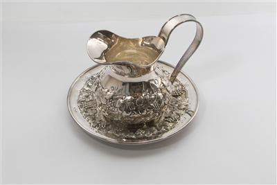 Caraffa e piatto in argento - Asta Preziosi Caraffa e piatto in argento - Asta Preziosi