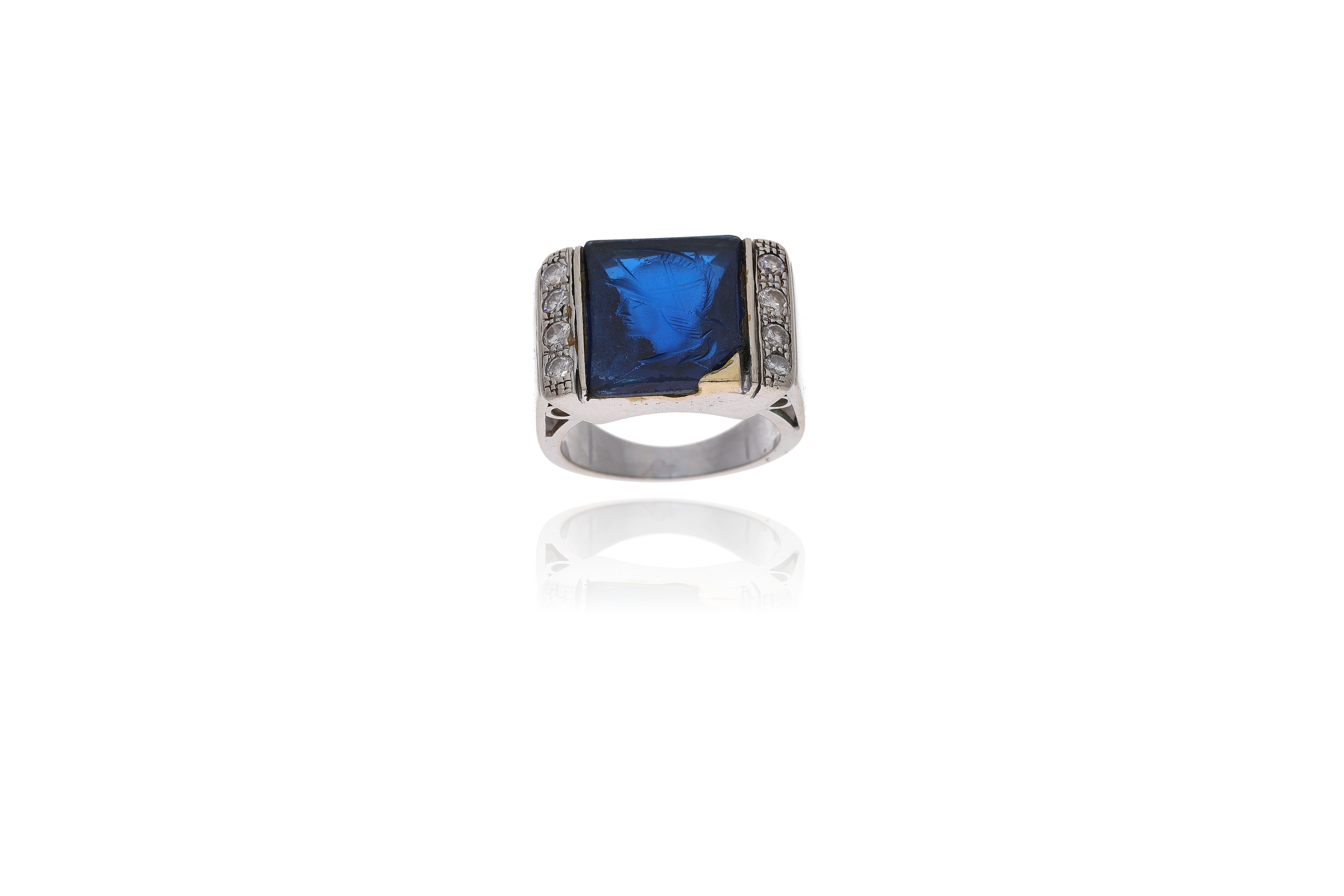 Anello con pietra incisa e diamanti - Asta Preziosi
