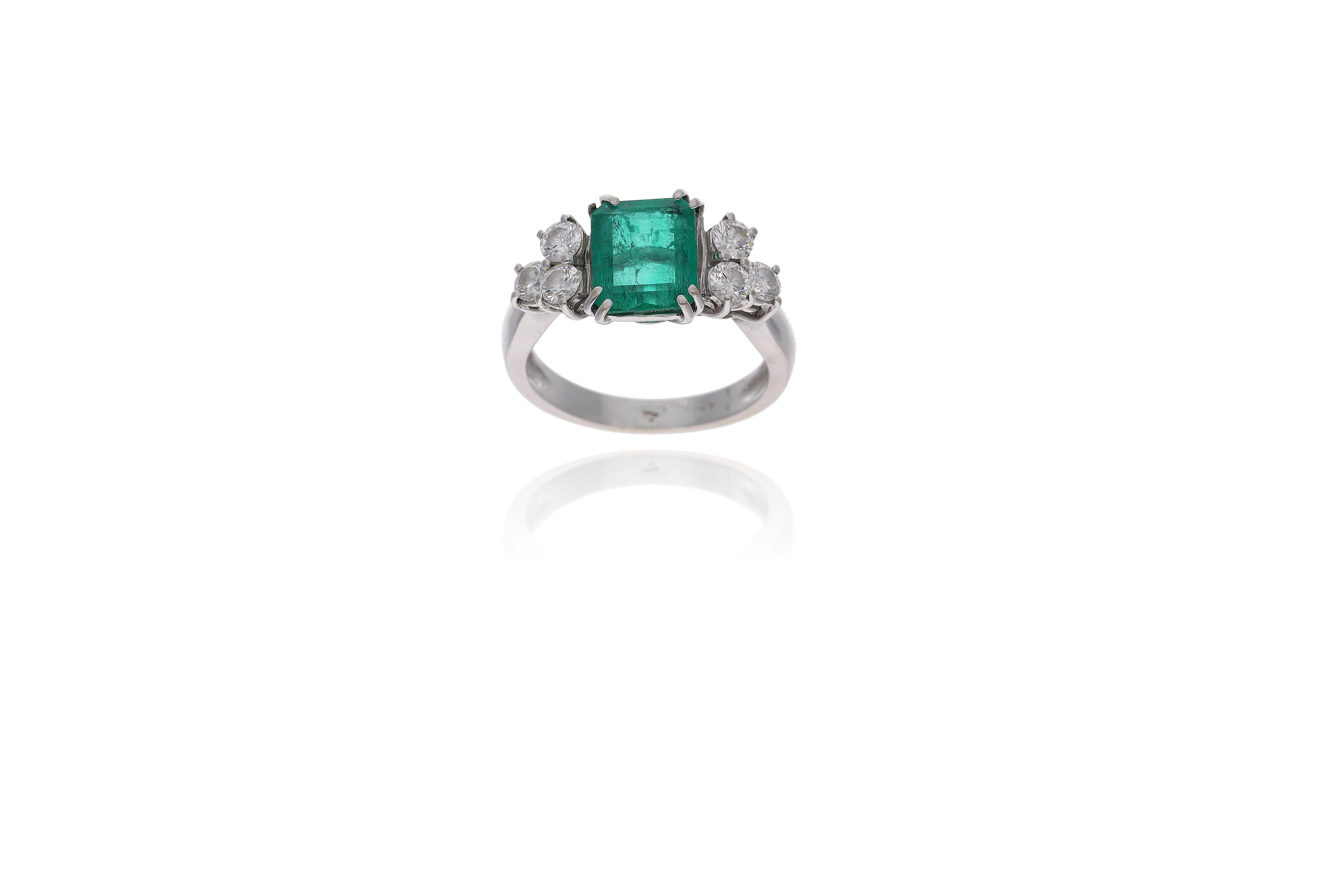 Anello con diamanti e smeraldo - Asta Preziosi