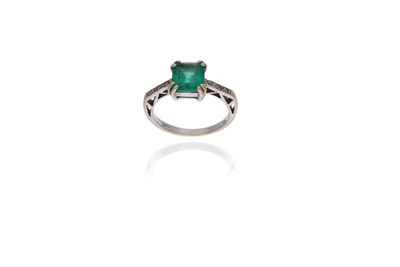 Anello con smeraldo e diamanti - Asta Preziosi Anello con smeraldo e diamanti - Asta Preziosi