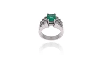 Anello con smeraldo e diamanti - Asta Preziosi Anello con smeraldo e diamanti - Asta Preziosi