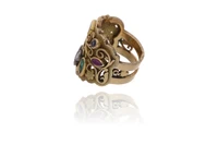 Anello con diamanti, smeraldi, rubini e zaffiro - Asta Preziosi Anello con diamanti, smeraldi, rubini e zaffiro - Asta Preziosi