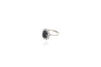 Anello con zaffiro e diamanti - Asta preziosi Anello con zaffiro e diamanti - Asta preziosi