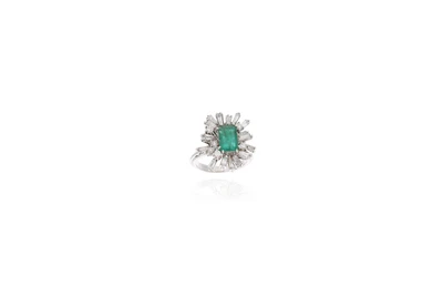 Anello con smeraldo e diamanti - Asta Preziosi Anello con smeraldo e diamanti - Asta Preziosi
