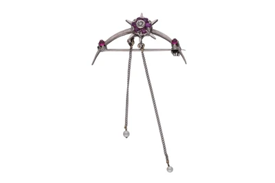 Spilla con microperle, diamante, rubini e pietre - Asta Preziosi Spilla con microperle, diamante, rubini e pietre - Asta Preziosi