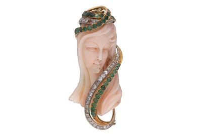 Spilla con corallo, diamanti, smeraldi e pietre - Asta Preziosi Spilla con corallo, diamanti, smeraldi e pietre - Asta Preziosi