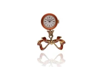 Spilla con orologio con smalto - Asta Preziosi Spilla con orologio con smalto - Asta Preziosi