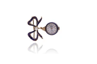 Spilla con orologio, smalti e perla coltivata - Asta Preziosi Spilla con orologio, smalti e perla coltivata - Asta Preziosi