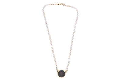 Collana di perle coltivate con medaglia - Asta Preziosi Collana di perle coltivate con medaglia - Asta Preziosi
