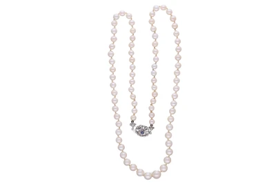 Collana di perle coltivate con zaffiro - Asta Preziosi Collana di perle coltivate con zaffiro - Asta Preziosi