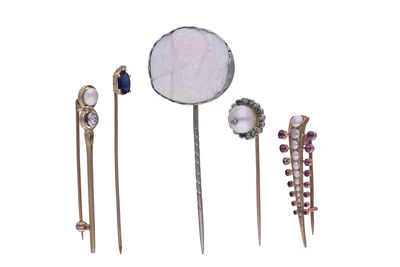 Cinque spille con diamanti, perle coltivate, zaffiro e pietre - Asta Preziosi Cinque spille con diamanti, perle coltivate, zaffiro e pietre - Asta Preziosi