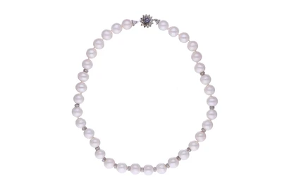 Collana di perle coltivate con diamanti e zaffiri - Asta Preziosi Collana di perle coltivate con diamanti e zaffiri - Asta Preziosi