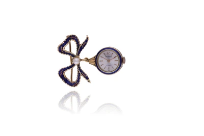 Spilla con orologio, smalti e perla coltivata - Asta Preziosi Spilla con orologio, smalti e perla coltivata - Asta Preziosi