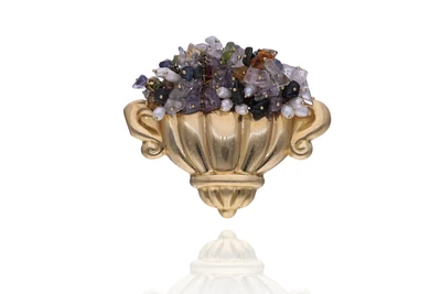 Spilla con quarzi, granati, peridoti, ioliti, pietre e perle coltivate - Asta Preziosi Spilla con quarzi, granati, peridoti, ioliti, pietre e perle coltivate - Asta Preziosi