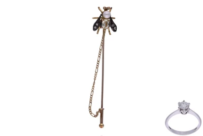 Anello con diamante e spilla con diamanti, pietra naturale e perla coltivata - Asta Preziosi Anello con diamante e spilla con diamanti, pietra naturale e perla coltivata - Asta Preziosi