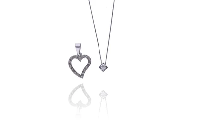 Collana, due ciondoli con diamanti - Asta Preziosi Collana, due ciondoli con diamanti - Asta Preziosi